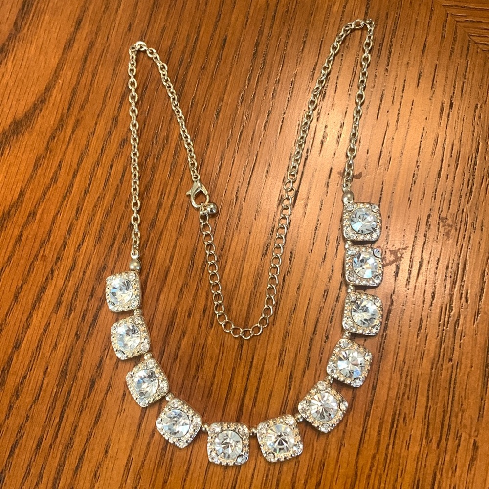 NWOT Beautiful Statement Necklace! Has 11 Rhinestones Surrounded in Gold Tone
